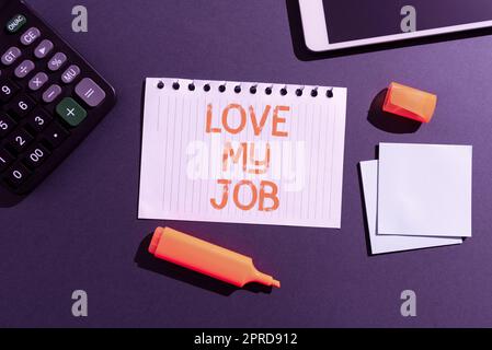 Cartello che mostra Love My Job. Business Concept per essere soddisfatti del lavoro svolto a proprio agio Late News scritte su carta da scrivania con marker, note, tablet e calcolatrice Foto Stock