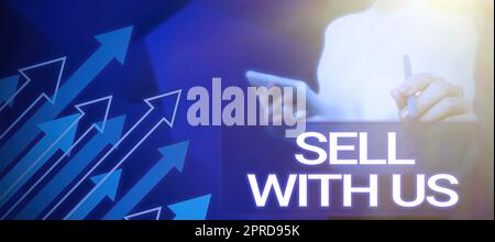 Didascalia di testo che presenta vendi con noi. Word scritto sulla piattaforma di vendita online alla ricerca di venditore di commercio elettronico signora in Suit Holding Pen che simboleggia i successi del lavoro di squadra. Foto Stock