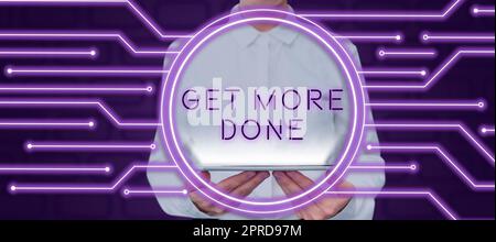 Didascalia concettuale per fare di più. Word for Checklist Gestione del tempo organizzata Avvia il duro lavoro Act Woman Holding tablet in Digital Circle con righe che presentano idee. Foto Stock