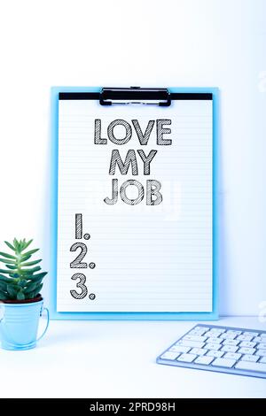 Scrittura di testo Love My Job. Parola scritta per essere soddisfatti del lavoro svolto a proprio agio messaggio importante presentato negli Appunti sulla scrivania con fiori e tastiera. Foto Stock