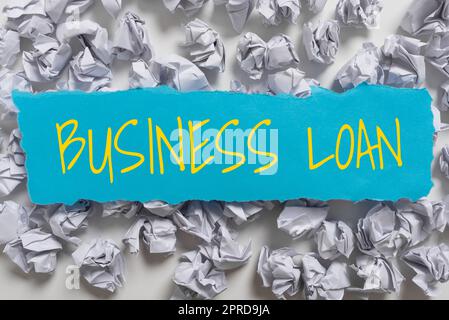 Ispirazione che mostra il segno Business Loan. Vetrina aziendale ipoteca di credito assistenza finanziaria anticipi in contanti Note deformate sui debiti inserite sotto informazioni importanti scritte su carta. Foto Stock