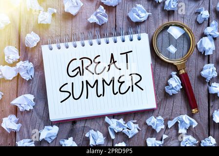 Scrittura visualizzazione testo grande estate. Foto concettuale divertirsi buon sole andare in spiaggia godendosi all'aperto Nota con dati importanti scritti con impacchi di carta e lente d'ingrandimento intorno. Foto Stock