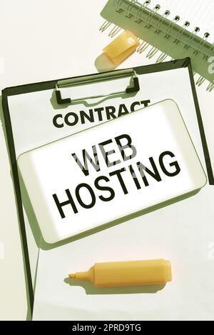 Scrittura visualizzazione di testo Web Hosting. Word scritto sull'attività di fornitura di spazio di archiviazione e accesso per i siti Web tablet con messaggio importante su marcatore, Appunti e pezzo di carta. Foto Stock