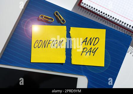 Confirm e Pay della didascalia concettuale. Concetto significa controllare i vostri acquisti ed effettuare una conferma di pagamento Novità importanti presentate sulle note strappate sulla scrivania con il telefono cellulare. Foto Stock