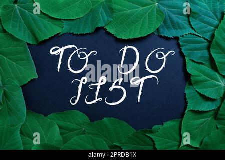 Testo che mostra l'elenco delle attività ispirate. Parola per Una struttura di solito realizzata su carta contenente attività importanti informazioni scritte su carta sotto molte foglie. Foto Stock
