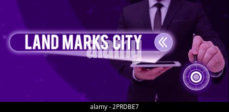 Cartello con scritta a mano Land Marks City. Foto concettuale importanti luoghi di architettura nelle città da visitare Business Person Holding Pen e Teblet che presentano importanti idee di business Foto Stock