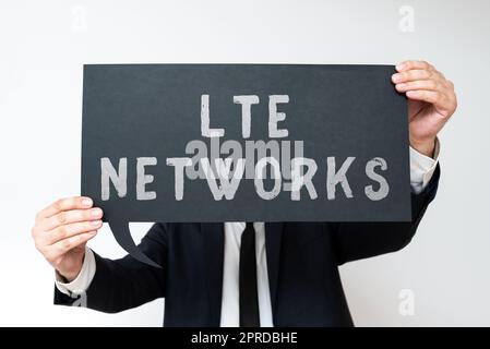 Segnale di testo che mostra le reti LTE. Concetto che significa la connessione di rete più veloce disponibile per gli uomini d'affari delle comunicazioni wireless che tengono Speech Bubble con informazioni importanti. Foto Stock