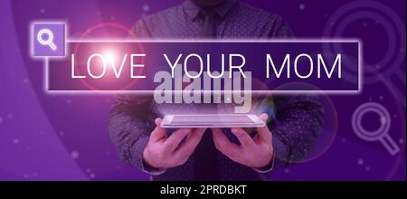 Un cartello con scritto a mano Love Your Mom. Vetrina aziendale prova buone sensazioni su tua madre che ama le emozioni uomo che tiene Un tablet che proietta Una fotocamera che mostra fotografia creativa. Foto Stock