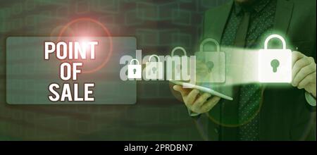 Cartello di testo che mostra il punto vendita. Metodo vetrina aziendale per effettuare pagamenti con carte di credito o di debito Man with Pen Pointing on Digital Lock Introducing Cyber Security. Foto Stock