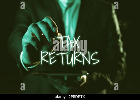Dichiarazioni dei redditi con visualizzazione concettuale. Foto concettuale informazioni finanziarie sul contribuente Report sulla responsabilità fiscale e sui pagamenti mano con la penna che indica le fatture importanti con altri tablet di tenuta Foto Stock