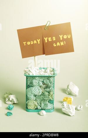 Visualizzazione concettuale Sì che puoi. Parole per la positività incoraggiamento persuasione osate fidarvi sostenete caso pieno di impacchi di carta e due messaggi importanti puntati su Stick. Foto Stock