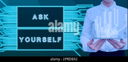 Presentazione di didascalie di testo: Chiedete a voi stessi. Foto concettuale pensare al futuro significato e scopo degli obiettivi di vita donna Holding tablet che presenta linee futuristiche e tecnologia moderna. Foto Stock