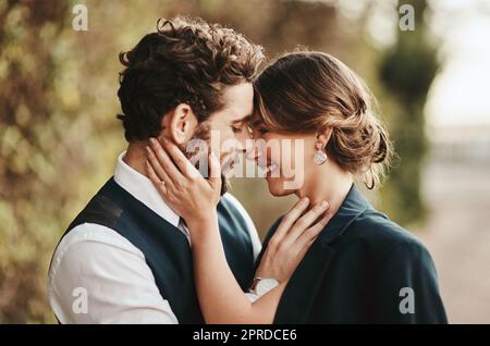 Non credo che youre finalmente mio. Una giovane coppia felice che si levano insieme il giorno del loro matrimonio. Foto Stock