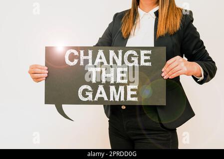 Didascalia concettuale Cambia il gioco. Vetrina aziendale fai in modo che un movimento faccia qualcosa di diverso nuove strategie donna d'affari che tiene discorsi Bubble con messaggi importanti. Foto Stock