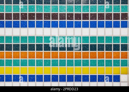 Piccolo mosaico piastrelle deciarato parete dettaglio Foto Stock