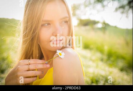 Ritratto di giovane, bella donna all'aperto in una giornata di sole d'estate Foto Stock