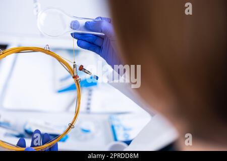 Ricercatore femminile che lavora in un laboratorio di chimica Foto Stock