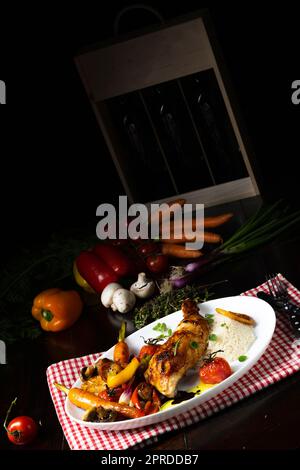 Cosce di pollo fritte rustiche con verdure assortite e riso Foto Stock