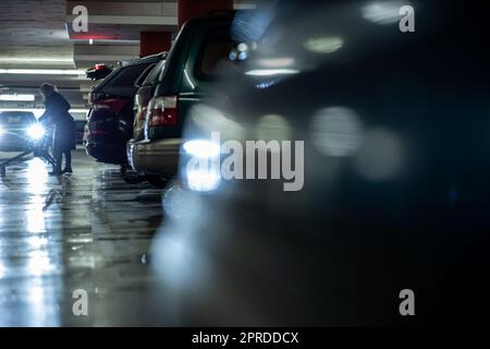 Parcheggio sotterraneo/garage (SHALLOW DOF dai toni di colore immagine) Foto Stock