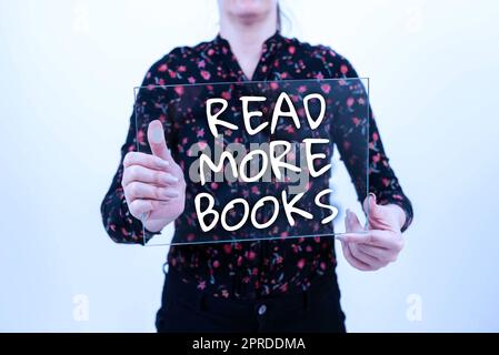 Cartello con la scritta Read More Books (leggi altri libri). Panoramica aziendale migliora il tuo livello di istruzione Ottieni ulteriori informazioni Nota con messaggio importante sul notebook con matite sulla scrivania. Foto Stock