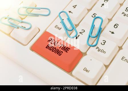 Scrittura visualizzazione di testo offerte in tempo reale. Inventario pubblicitario di Word for Buy and sell tramite aste istantanee schede chat che simboleggiano i colleghi di comunicazione online di successo. Foto Stock