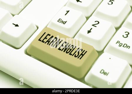 Scrittura visualizzazione di testo imparare l'inglese. Word for Study un'altra lingua Impara qualcosa Foreign Communication Man with Hand showing Homepage Giving Crucial Information. Foto Stock