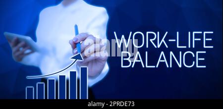 Equilibrio vita lavorativa con didascalia concettuale. Concetto che significa divisione del tempo tra il lavoro o la famiglia e l'uomo d'affari del tempo libero in abito che tiene la palma aperta, simboleggia il successo del lavoro di squadra. Foto Stock