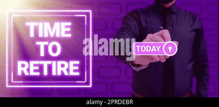 Inspirazione che mostra segno tempo per ritirarsi. Concetto di business prendere lo status di pensionato smettere di lavorare in un uomo d'affari anziano abbastanza vecchio in tuta che tiene la palma aperta a simboleggiare il successo del lavoro di squadra. Foto Stock