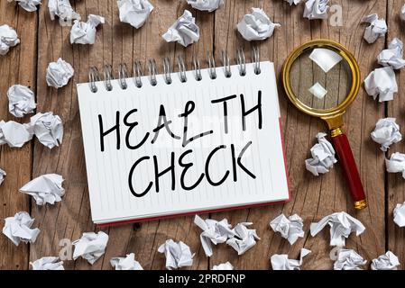 Didascalia di testo che presenta la verifica dello stato. Approccio aziendale esame medico benessere e stato generale Note di ispezione con dati importanti scritti con involucri di carta e lente di ingrandimento intorno. Foto Stock
