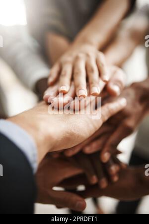 Mani di un gruppo di persone aziendali in unità per motivare, avere successo e mostrare lavoro di squadra. Team di lavoratori, dipendenti e colleghi che mettono insieme le mani per ottenere supporto, fiducia e vittoria. Foto Stock