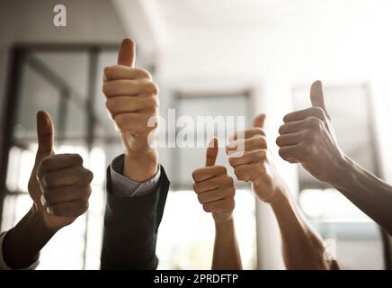 Il lavoro di squadra, la collaborazione e le opinioni dei diversi imprenditori che approvano e approvano un messaggio positivo. Primo piano le mani di un team multirazziale consigliano e mostrano supporto per un buon servizio Foto Stock