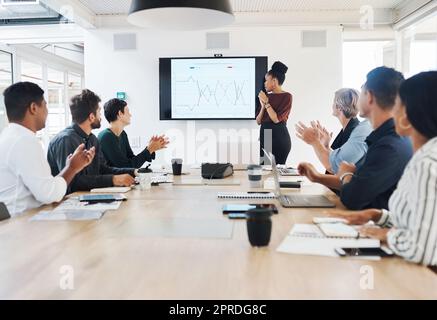 Niente di meglio che avere il vostro team di sostegno. Un gruppo di uomini d'affari che si aggrappano durante una riunione in un ufficio moderno. Foto Stock