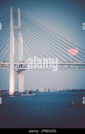 Harvest Moon e il ponte della baia di Yokohama del Festival di metà autunno Foto Stock