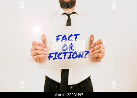 Firma a mano Fact o Fiction. La foto concettuale è vera o è un falso dubbio se qualcosa è vero vero vero vero uomo d'affari con Placard che presenta importanti strategie per il progresso. Foto Stock