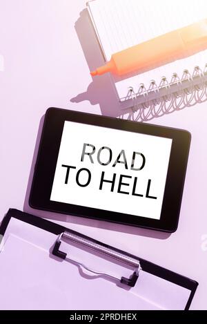 Visualizzazione concettuale Road to Hell. Parola per un passaggio estremamente pericoloso Dark Ri tablet da viaggio non sicuro con un messaggio importante tra Appunti, notebook e Marker. Foto Stock