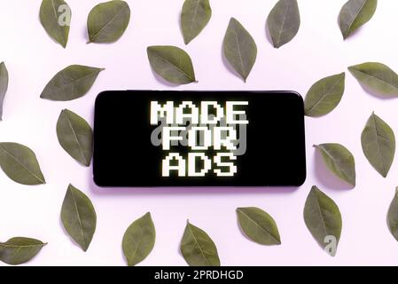 Ispirazione che mostra il segno Made for Ads. Business idea Marketing Strategies progetta per una campagna promozionale smartphone circondato e lascia che presenta idee di promozione creativa. Foto Stock
