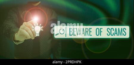 Cartello con attenzione alle truffe. Approccio aziendale attenzione per evitare frodi attenzione sicurezza sicurezza sicurezza sicurezza Signora in tuta che tiene la penna a simboleggiare i risultati di successo del lavoro di squadra. Foto Stock