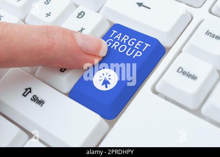 Scrittura a mano segno Target Group. Foto concettuale particolare che mostra che un annuncio destinato a raggiungere -48983 Foto Stock