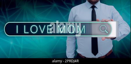 Didascalia di testo che presenta i Love Mom. Foto concettuale buone sensazioni su mia madre affetto amorevole felicità uomo con cellulare che presenta barra di ricerca digitale e nuove informazioni. Foto Stock