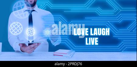 Mostra concettuale Love Laugh Live. Approccio aziendale siate ispirati positivi Godetevi le vostre giornate ridendo il buon umore dell'uomo d'affari che tiene un tablet e presenta messaggi Crutial in Office. Foto Stock