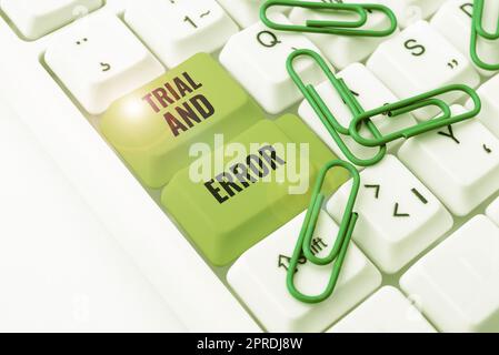 Versione di prova ed errore della didascalia concettuale. Parola scritta su Lear qualcosa cercando di farlo e commettendo errori messaggio importante presentato negli Appunti sulla scrivania con fiore e tastiera. Foto Stock