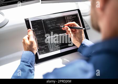 Sviluppatore Web che guarda il codice. Programmazione del software per database di computer Foto Stock