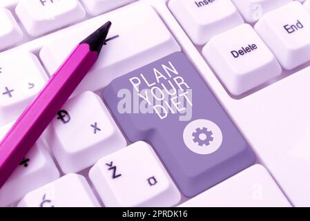 Cartello con la scritta "pianificare la dieta". Word for Schedule fitness Activities and meals to lose weight notebook with important messages on Desk with Coffee and Pen. Foto Stock