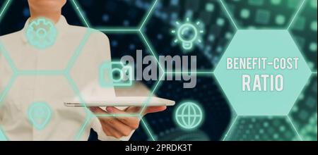 Il rapporto di costo di beneficio di segno di scrittura della mano. Parola scritta sul rapporto tra i costi e i benefici del progetto Foto Stock