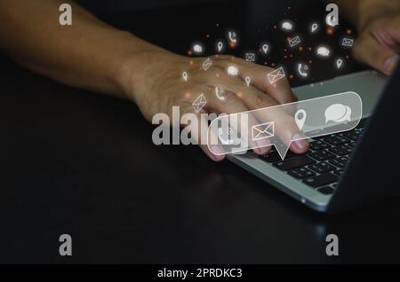 Uomo d'affari che utilizza tastiera computer laptop icona tecnologia digitale comunicazione rete internet online e-mail chat virtuale schermo concetto business. Foto Stock