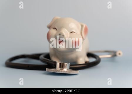 stetoscopio medico piggy banca business concetto di assicurazione investimento sanità e risparmiare denaro. Foto Stock