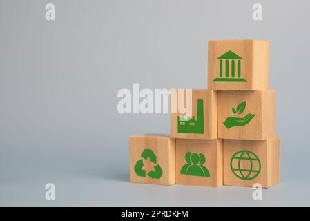 Blocco del cubo di legno ESG Environmental Social and Governance eco concetto di sviluppo sostenibile dell'organizzazione.investimenti e gestione dell'inquinamento per ridurre il riscaldamento globale. Foto Stock