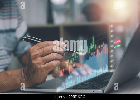 Concetto di investimento finanziario e commerciale. Stock e cripto investimento funds.businessman analisi o trading grafici Forex di dati finanziari grafico a lume di candela. Foto Stock