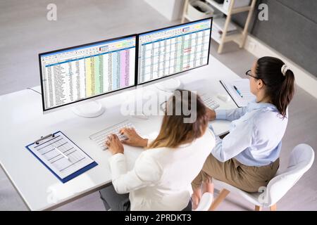 Dipendente analista che lavora su un foglio di calcolo Foto Stock