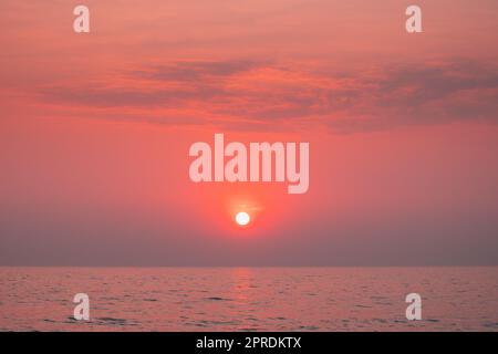 Tramonto sopra Sea Horizon al tramonto. Alba naturale Sky colori caldi sull'oceano. Sole sulle acque del mare Foto Stock